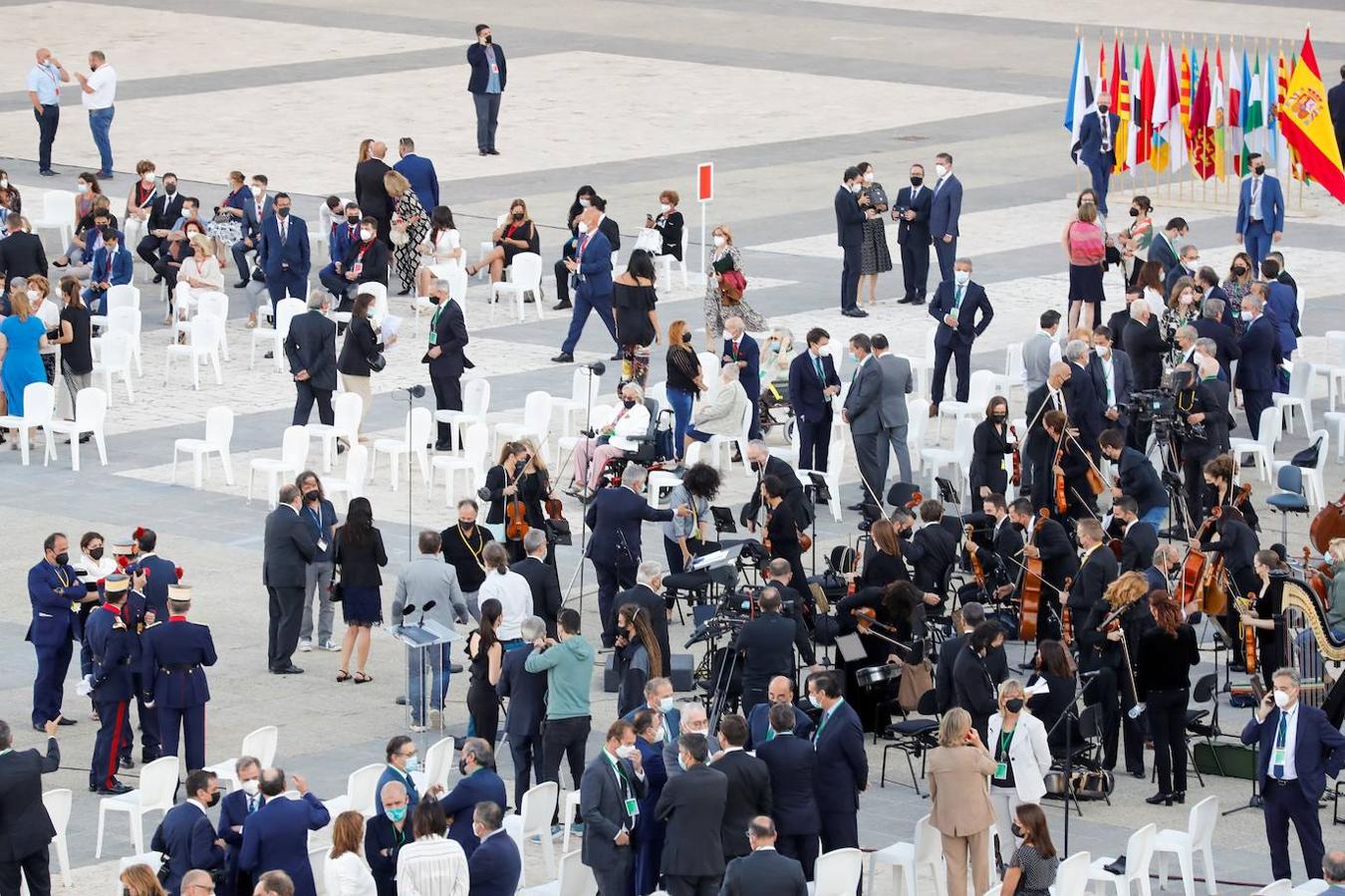 Asistentes al homenaje de estado a las víctimas del coronavirus y de reconocimiento al personal sanitario. 