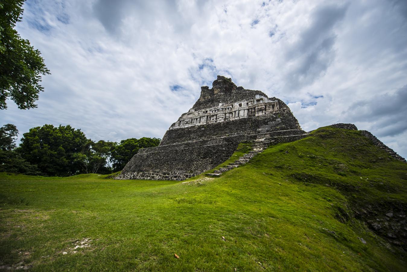 Seiscientos sitios mayas en Belice. Cuando se trata de cantidad y variedad de ruinas mayas, Belice ocupa el primer lugar y podría ser considerada como epicentro de la Cultura Maya. El país cuenta con más de 600 sitios mayas, entre los cuales pueden encontrarse Xunantunich (en la foto), Caracol, Lamanai, Cahel Pech, Altun Ha y Lubaantun. Caracol, en el distrito de Cayo, era la ciudad maya más grande de Belice y uno de los aspectos más destacados es Cana, una pirámide de 42 metros de altura.