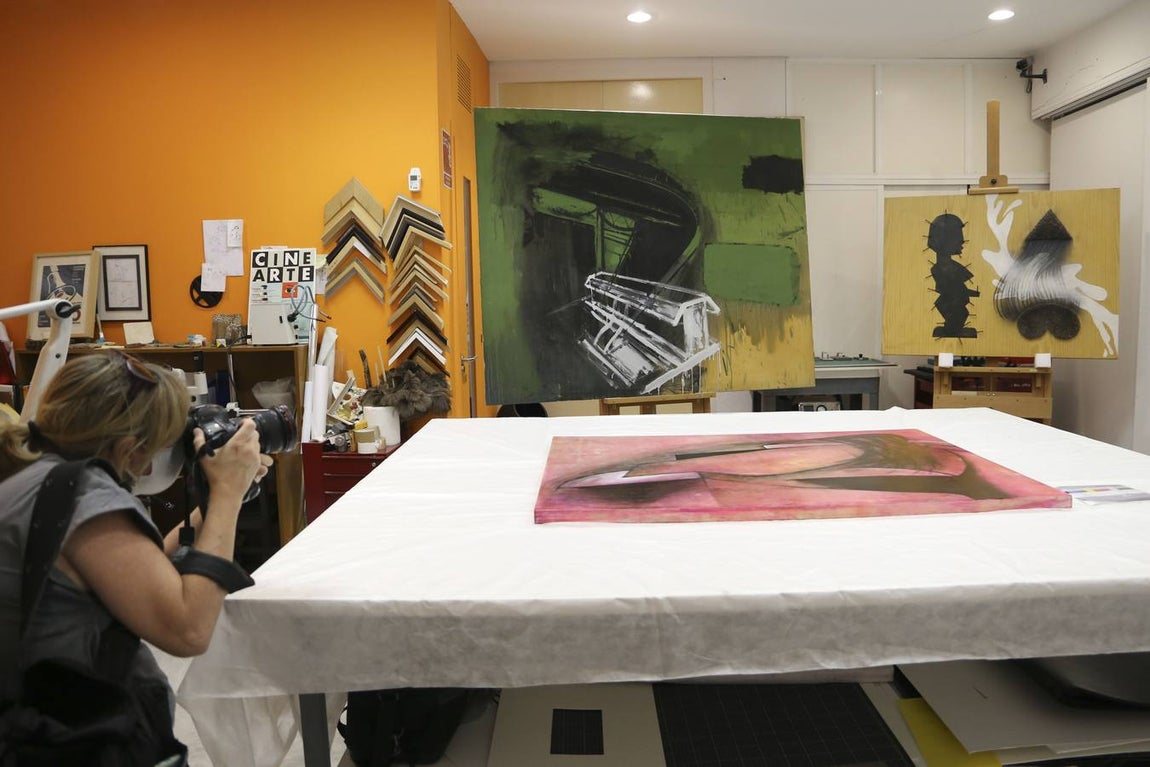 La donación supone la incorporación a la colección permanente de museo de un total de 47 obras. El CAAC inaugurará el 28 de octubre la exposición, 'La Máquina Española. Donación de Pepe Cobo'.