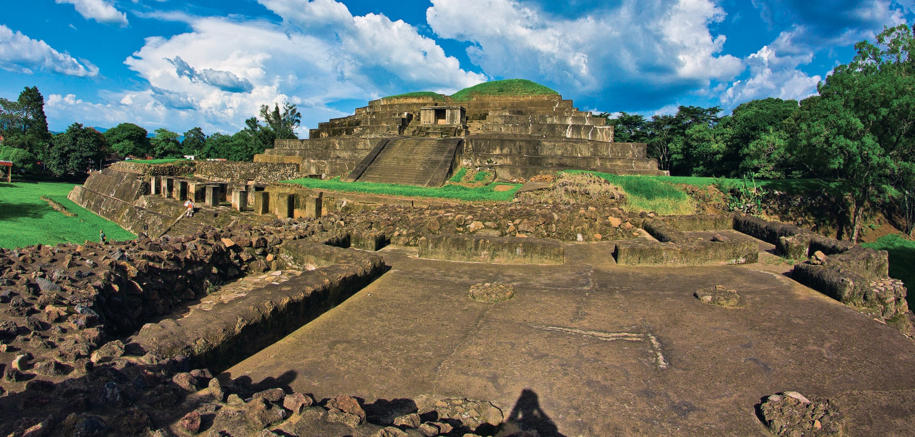 La estructura piramidal más alta de El Salvador. Tazumal, a unos 60 km al oeste de la capital San Salvador en Chalchuapa, está considerada entre las ruinas mejor conservadas de El Salvador y con la estructura piramidal más alta.