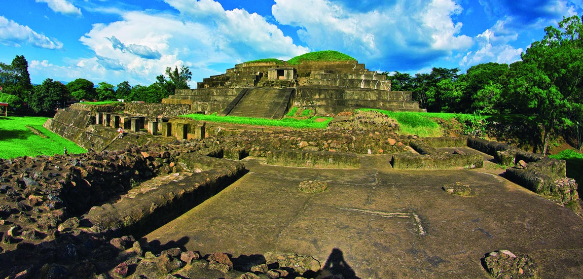 La estructura piramidal más alta de El Salvador. Tazumal, a unos 60 km al oeste de la capital San Salvador en Chalchuapa, está considerada entre las ruinas mejor conservadas de El Salvador y con la estructura piramidal más alta.