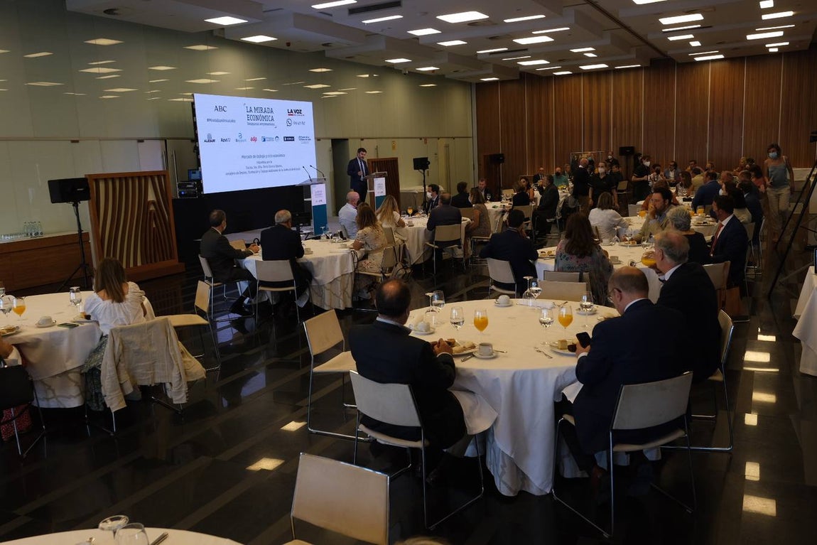 Fotos: La consejera de Empleo, Formación y Trabajo Autónomo de la Junta, en la Mirada Económica