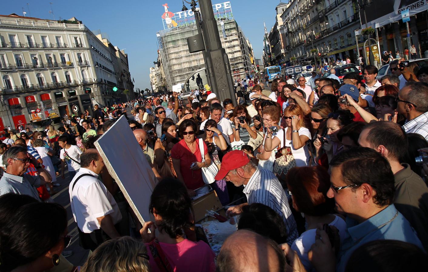 Hace once años abandonó. Es la tercera vez que Antonio López intenta pintar la Puerta del Sol. Lo explica así: «La primera fue hace 25 ó 30 años, pero trabajaba en un formato muy pequeño, no cabía toda. Lo retomé hace once años, en 2010. Pero me violentó tanto estar expuesto de esa manera que lo abandoné. La gente se ponía delante y no veía, me desesperaba. Cada año pensaba retomarlo, porque es un tema que me interesa muchísimo, pero, llegado el momento, no me decidía. En este momento de mi vida, dije: ‘Yo puedo perfectamente. ¿Qué pasa por que esté la gente? Le digo que se aparte y ya está'»