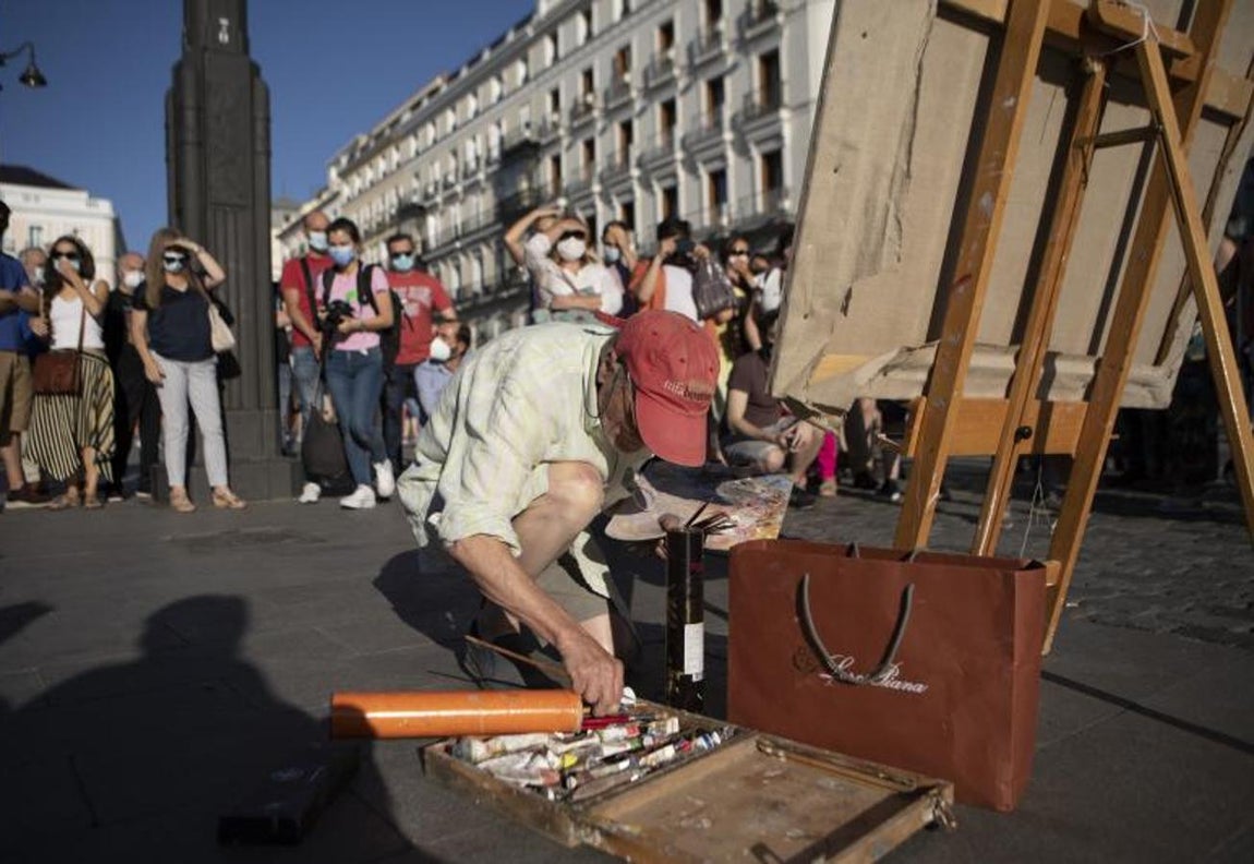 Genio y talento, en el ADN. Junto al caballete, una bolsa de papel donde lleva dos cilindros con los pinceles, una vieja caja con tubos de pintura, una paleta, una cuerda para atar el lienzo, un compás, una regla... No precisa nada más para que surja la magia. En la era digital, invadida por la inteligencia artificial, los NFT..., emociona ver lo que un artista, a sus 85 años, es capaz de crear con tan rudimentarios mimbres. El genio y el talento están en el ADN
