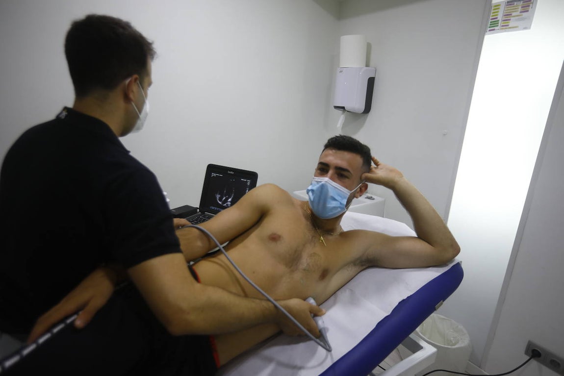 Los reconocimientos médicos de los fichajes del Córdoba CF, en imágenes