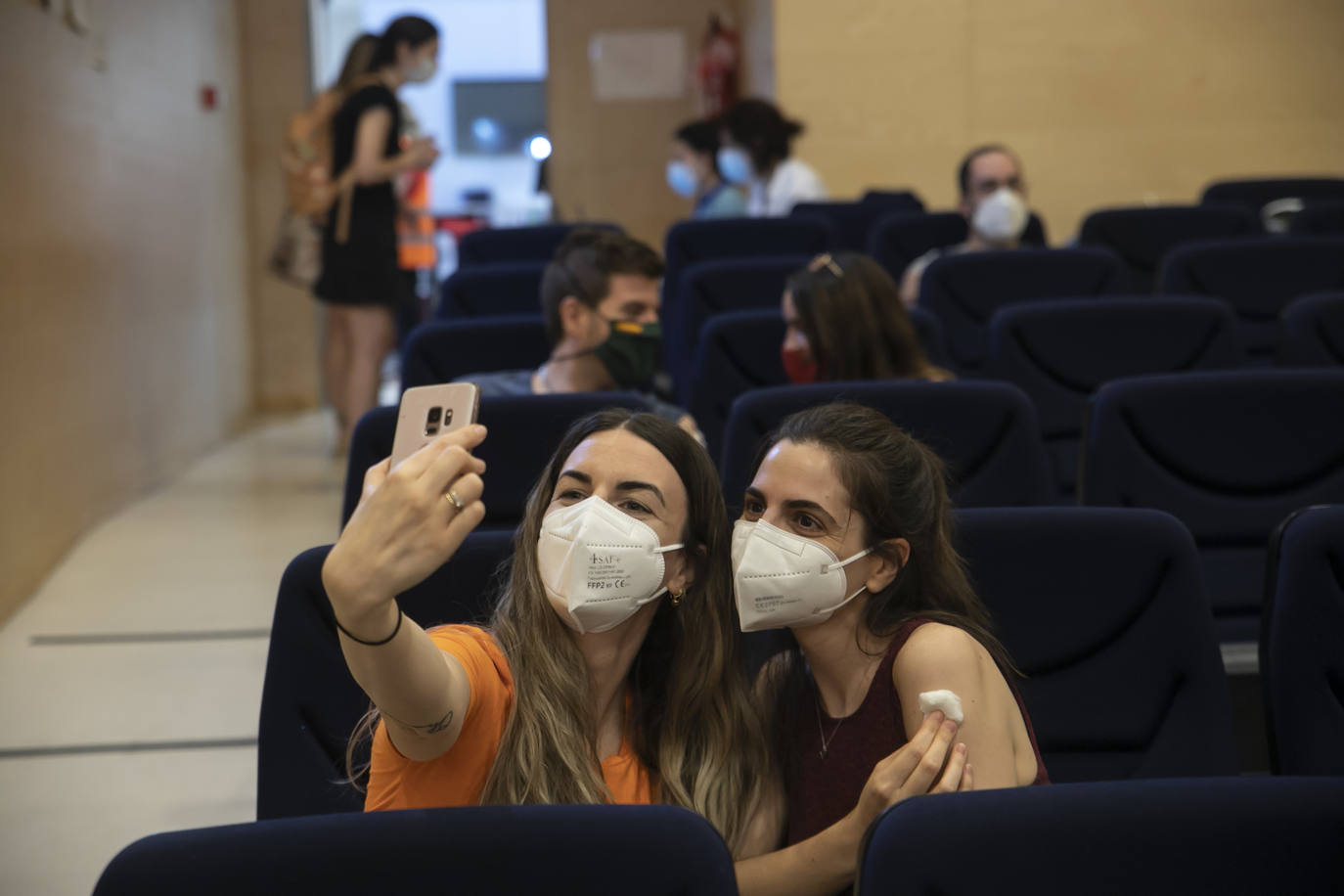 Arranca la vacunación Covid de los veinteañeros en Córdoba, en imágenes