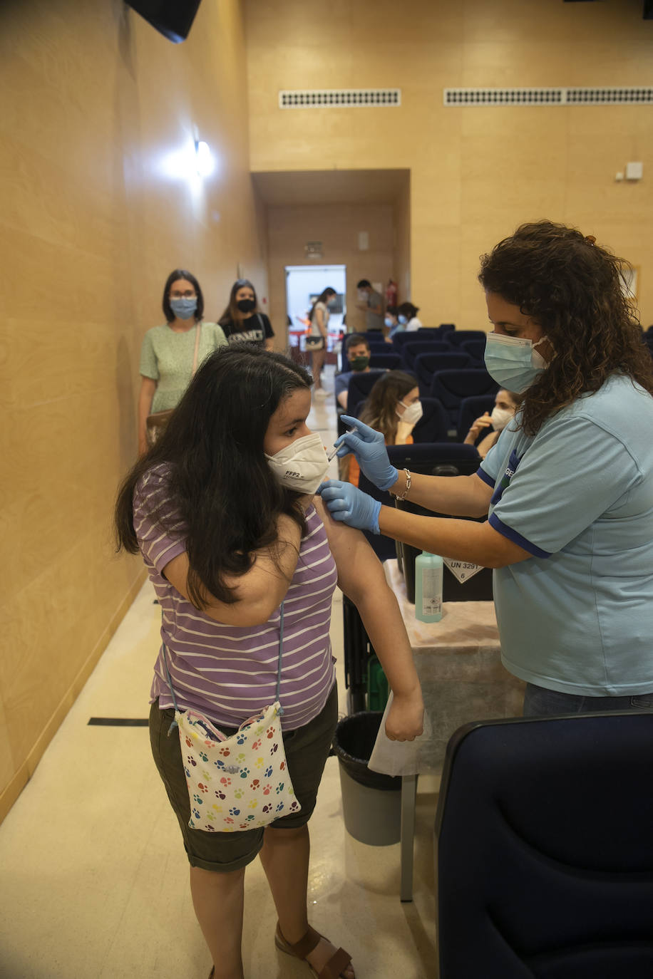 Arranca la vacunación Covid de los veinteañeros en Córdoba, en imágenes