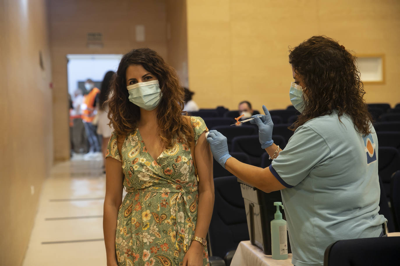 Arranca la vacunación Covid de los veinteañeros en Córdoba, en imágenes