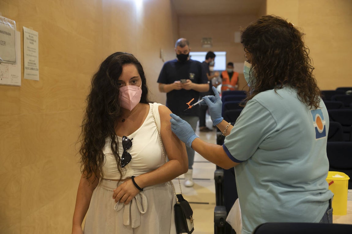Arranca la vacunación Covid de los veinteañeros en Córdoba, en imágenes