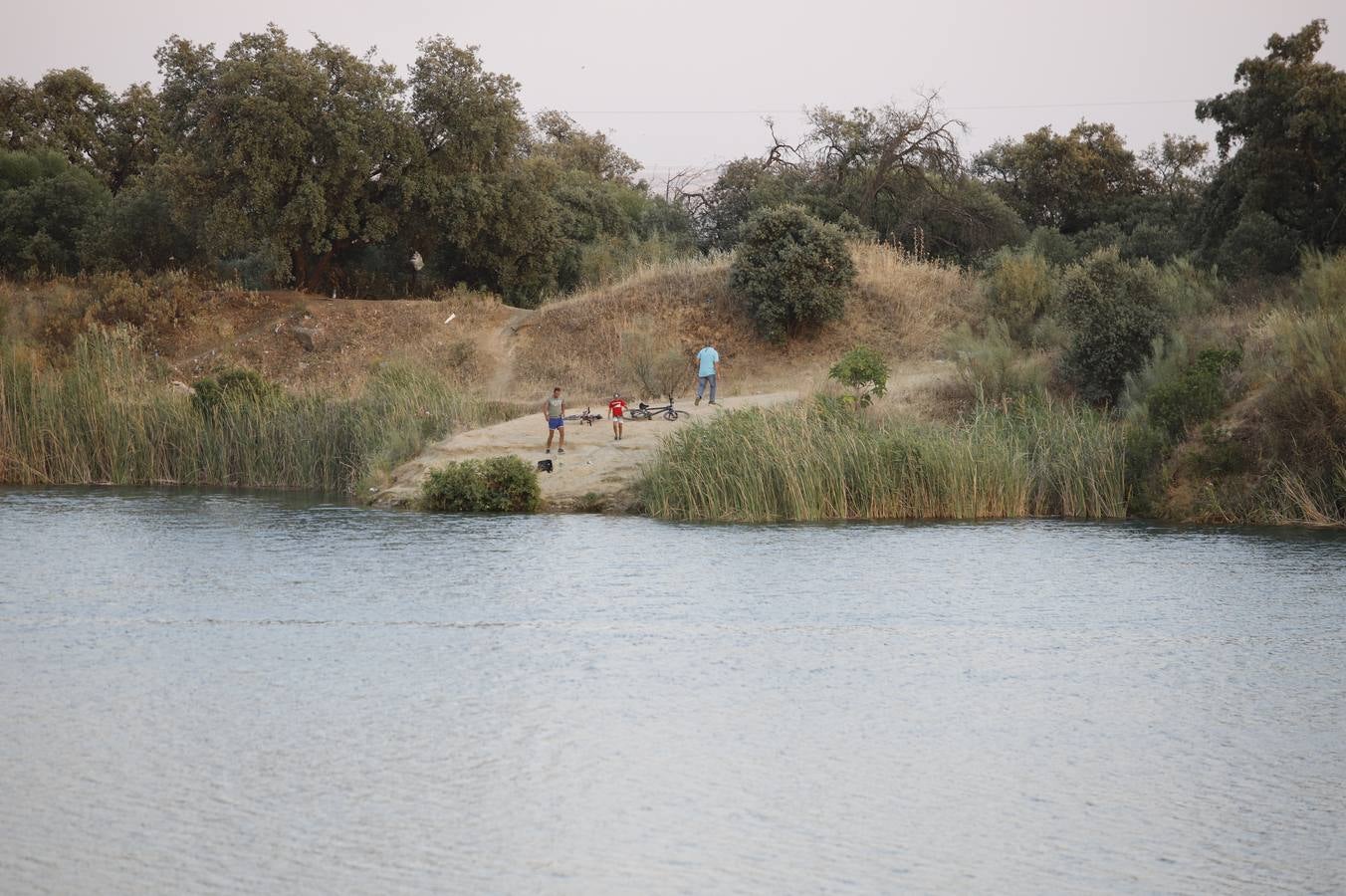 El dispositivo de búsqueda del joven desaparecido en el Lago Azul de Córdoba, en imágenes