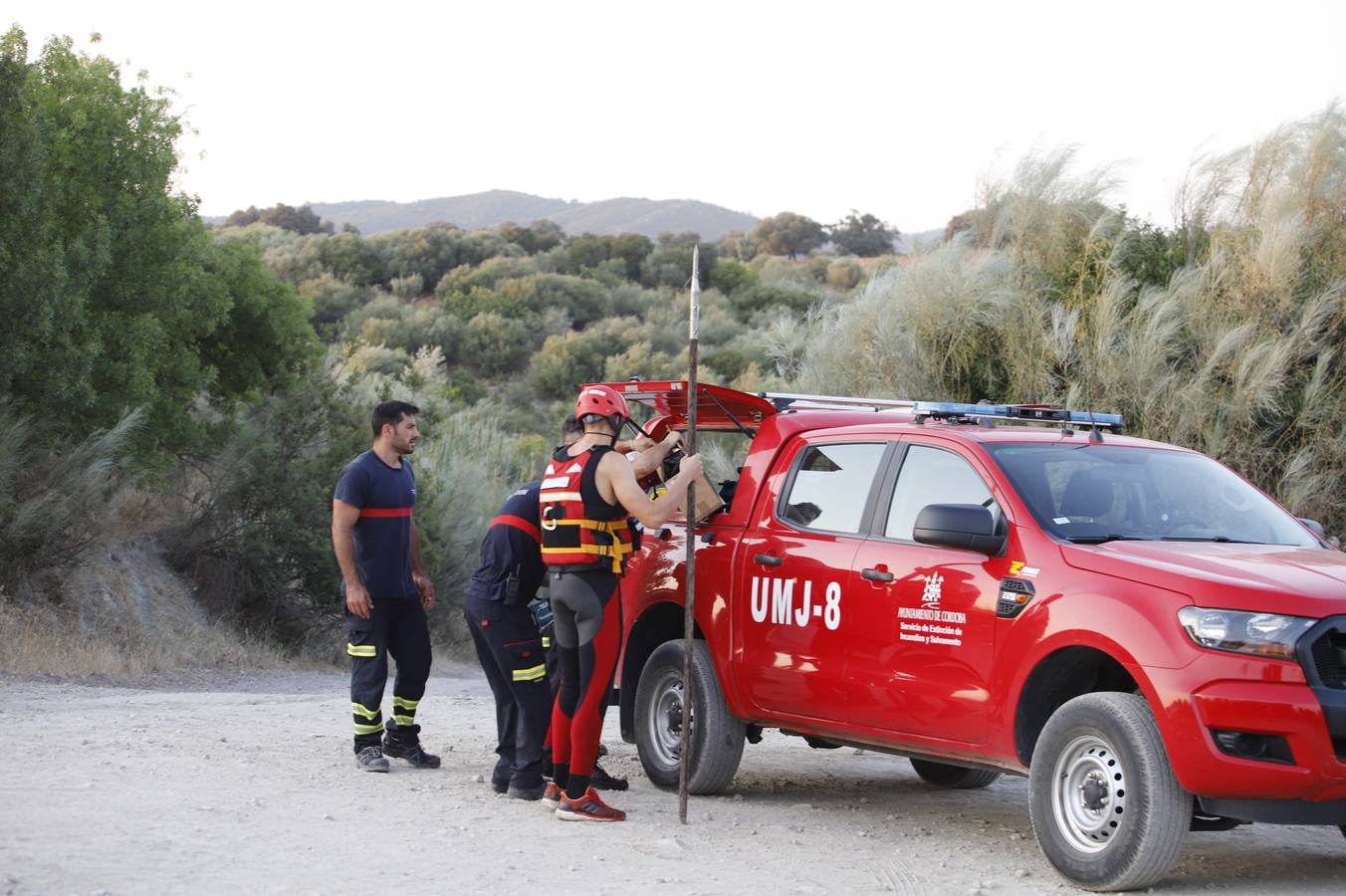 El dispositivo de búsqueda del joven desaparecido en el Lago Azul de Córdoba, en imágenes