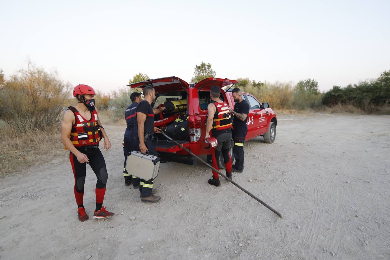 El dispositivo de búsqueda del joven desaparecido en el Lago Azul de Córdoba, en imágenes