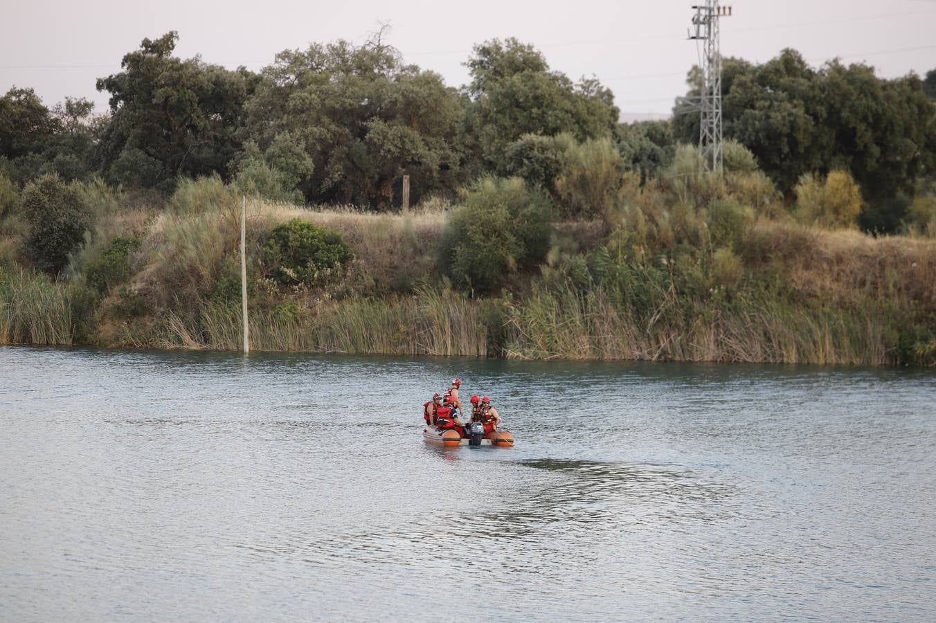 El dispositivo de búsqueda del joven desaparecido en el Lago Azul de Córdoba, en imágenes