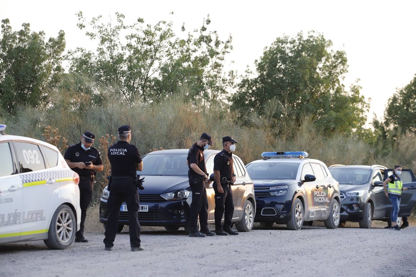 El dispositivo de búsqueda del joven desaparecido en el Lago Azul de Córdoba, en imágenes