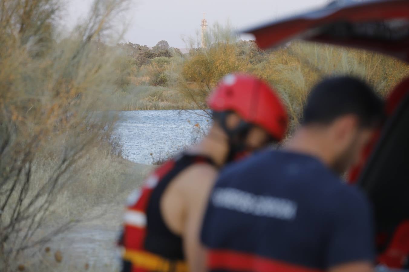 El dispositivo de búsqueda del joven desaparecido en el Lago Azul de Córdoba, en imágenes