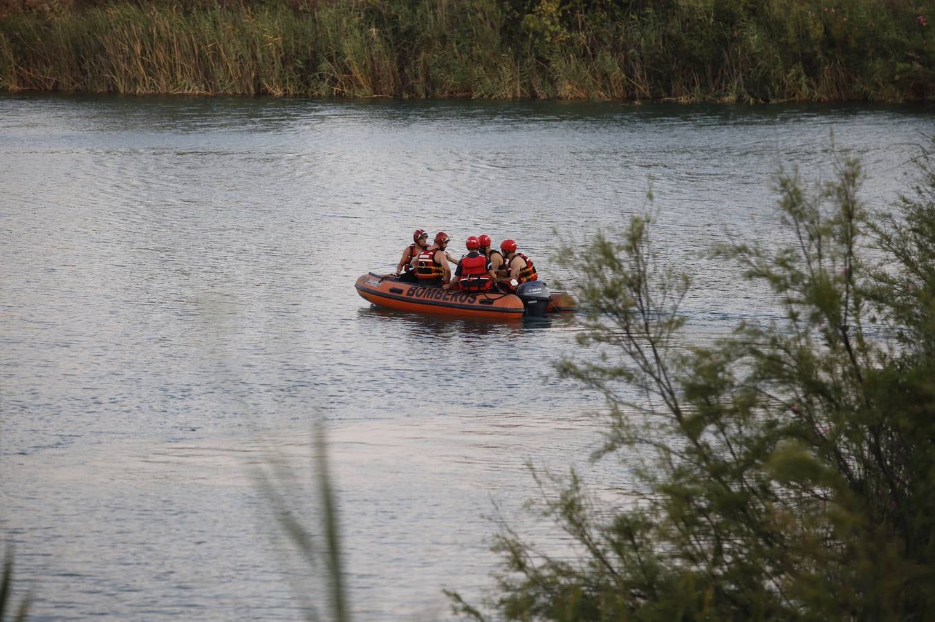 El dispositivo de búsqueda del joven desaparecido en el Lago Azul de Córdoba, en imágenes