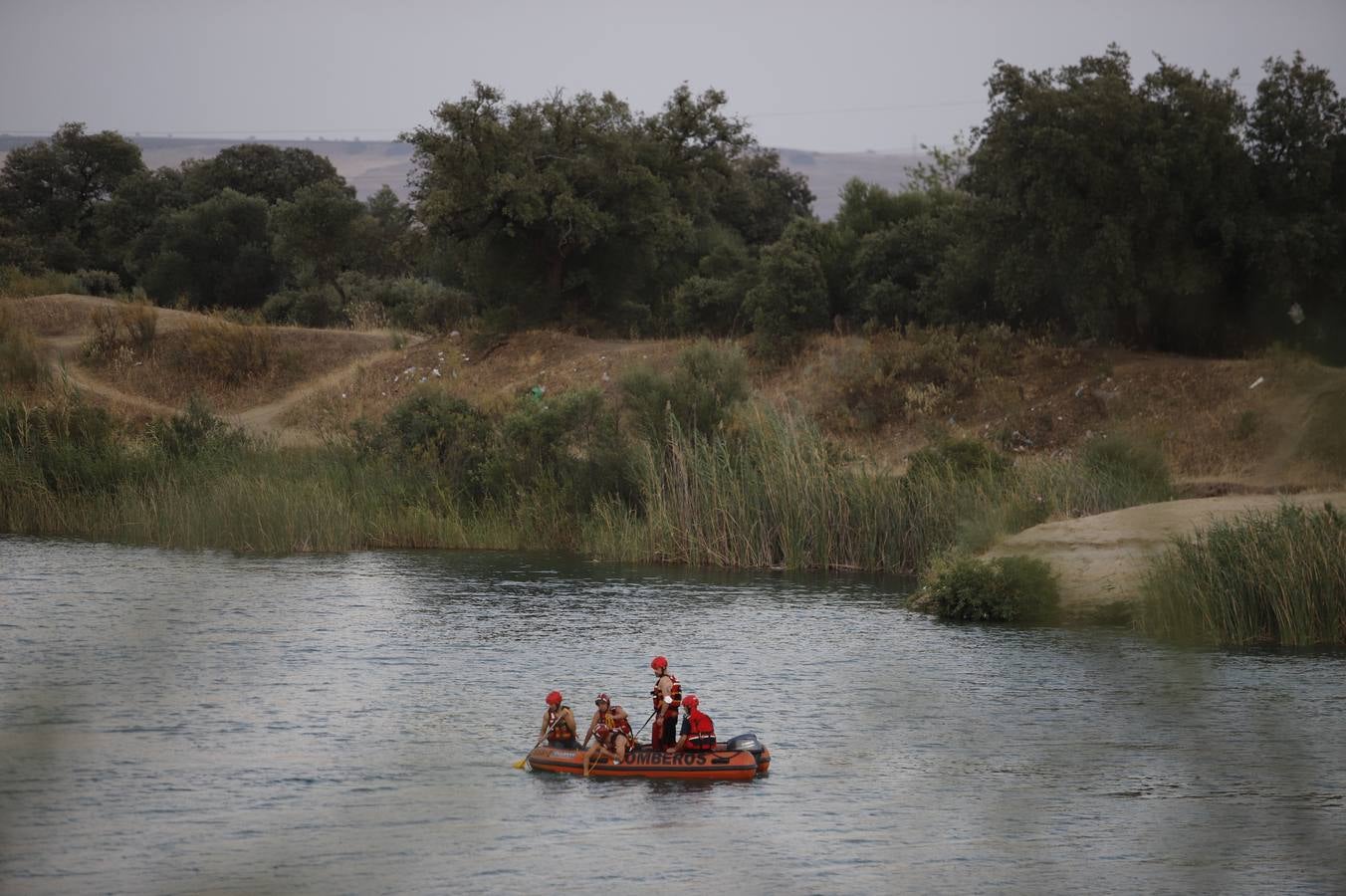 El dispositivo de búsqueda del joven desaparecido en el Lago Azul de Córdoba, en imágenes