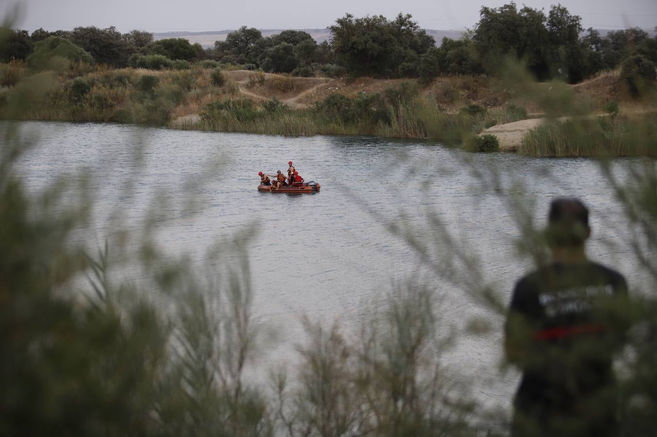 El dispositivo de búsqueda del joven desaparecido en el Lago Azul de Córdoba, en imágenes