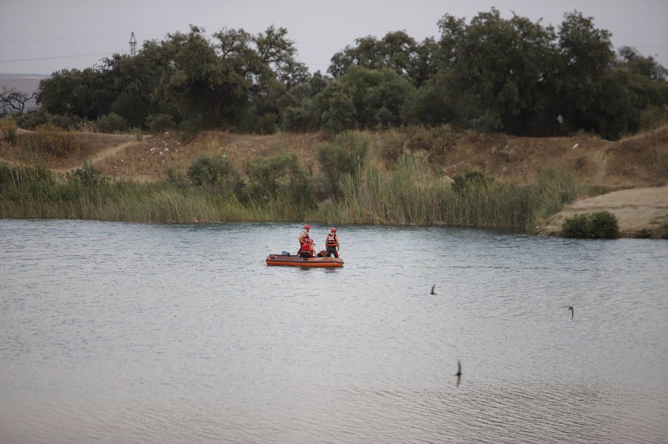 El dispositivo de búsqueda del joven desaparecido en el Lago Azul de Córdoba, en imágenes