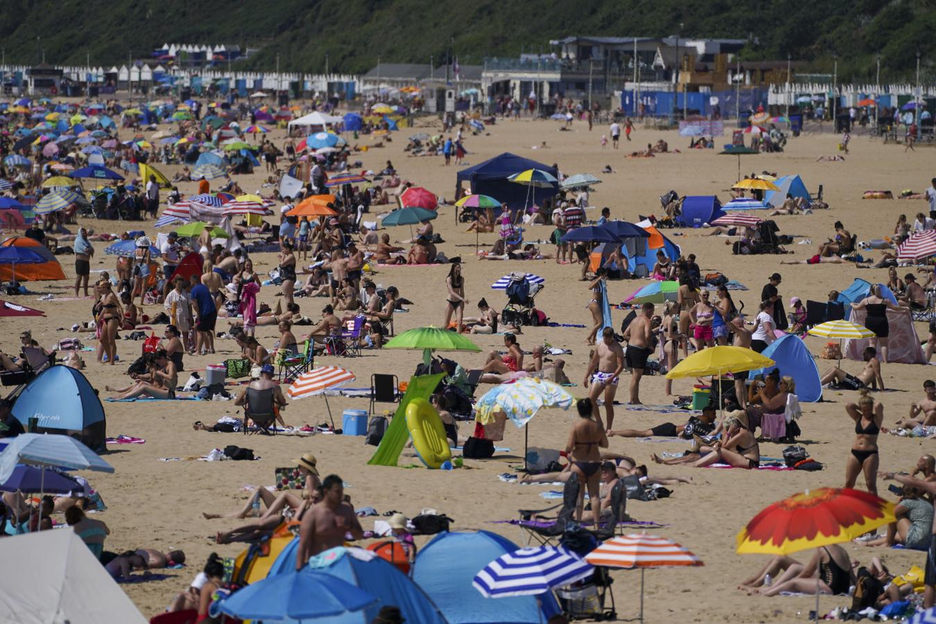 Multitud de personas en la playa de Bournemouth en Dorset. 