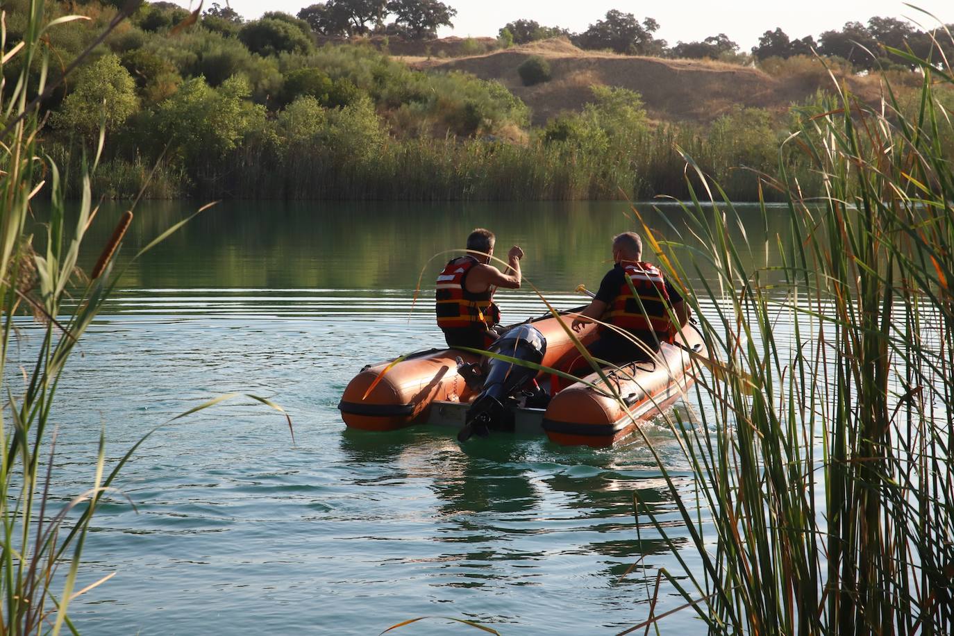 El dispositivo de búsqueda del joven desaparecido en el Lago Azul de Córdoba, en imágenes