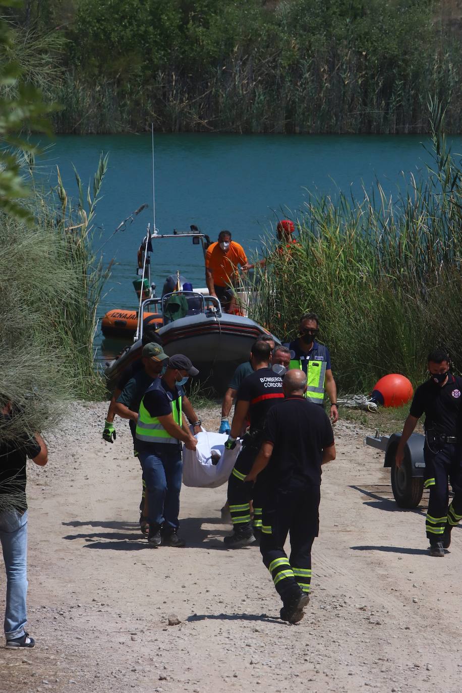 El hallazgo del cuerpo del joven desaparecido en el Lago Azul de Córdoba, en imágenes