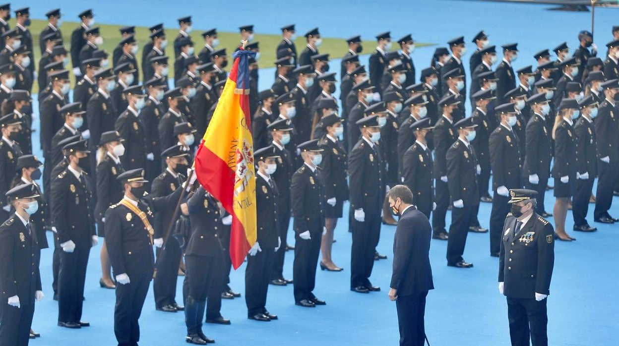 La jura de cargo de 300 nuevos policías nacionales en el estadio de la Cartuja en Sevilla, en imágenes