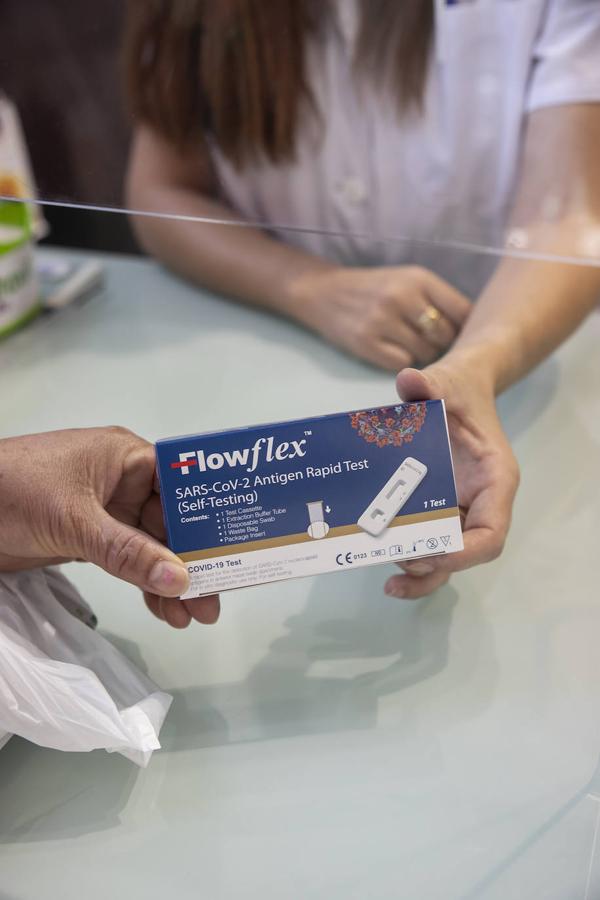 El primer día de venta de test del Covid sin receta en Córdoba, en imágenes