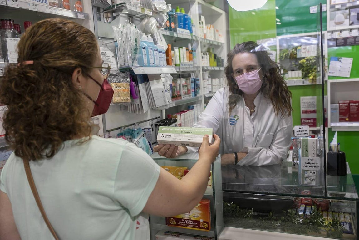 El primer día de venta de test del Covid sin receta en Córdoba, en imágenes