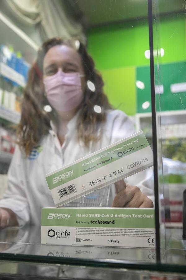 El primer día de venta de test del Covid sin receta en Córdoba, en imágenes