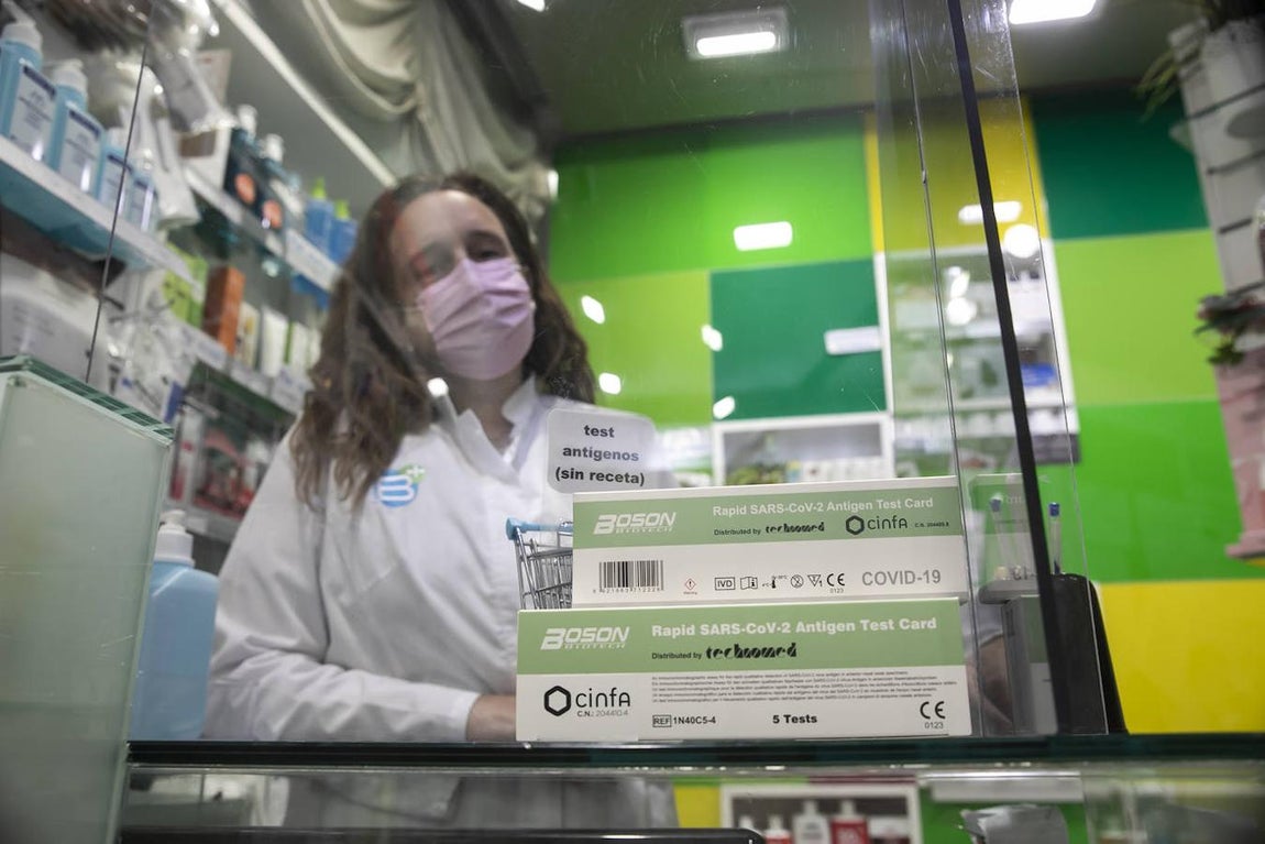 El primer día de venta de test del Covid sin receta en Córdoba, en imágenes