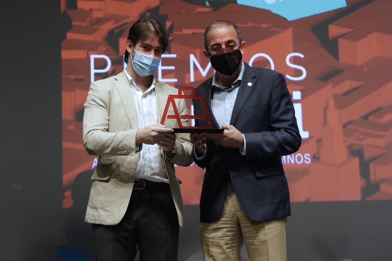 El acto de entrega de los premios Alumni de la US tuvo lugar este martes en el Caixaforum de Sevilla