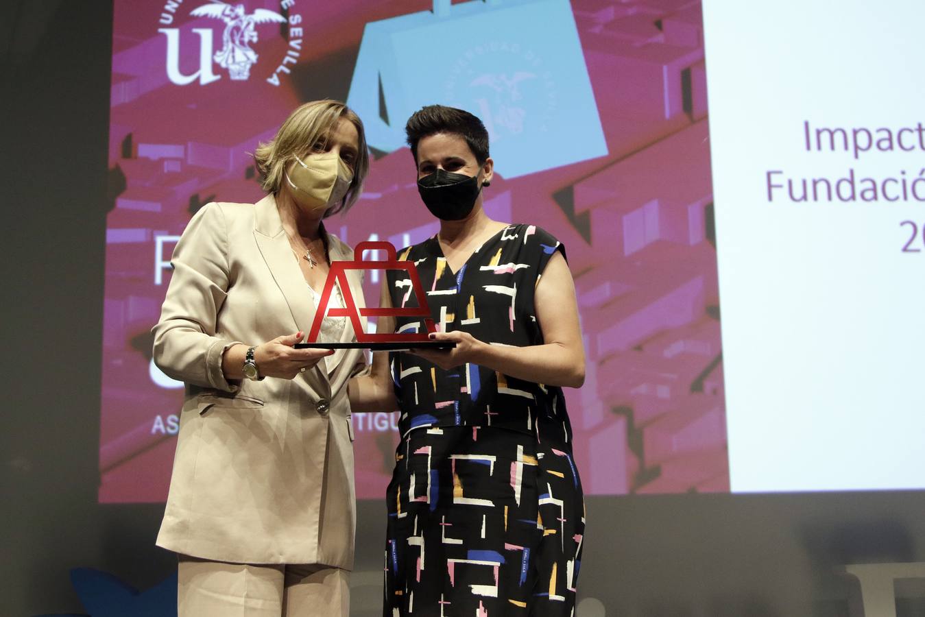 El acto de entrega de los premios Alumni de la US tuvo lugar este martes en el Caixaforum de Sevilla