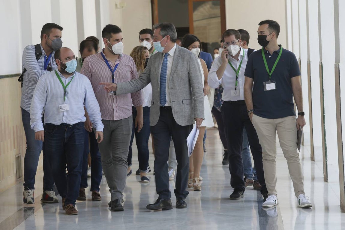 Juan Espadas escucha las propuestas de los jóvenes andaluces