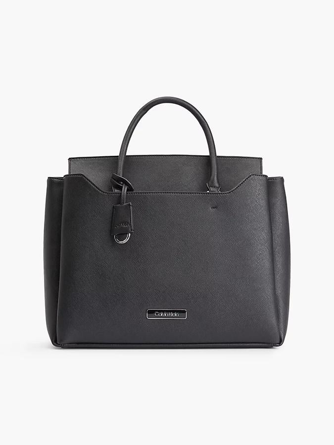 Calvin Klein. Bolso tote de piel en color negro con placa esmaltada (precio: 122€/ antes: 175€)
