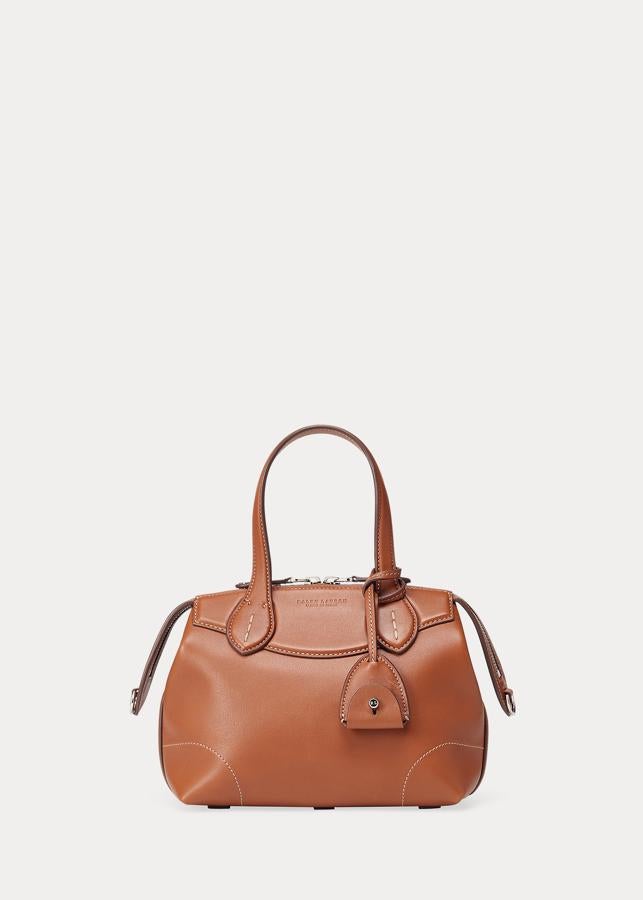 Ralph Lauren. Bolso en piel de becerro de color marrón, modelo Voyager mini (precio: 945€/ antes: 1.350€)