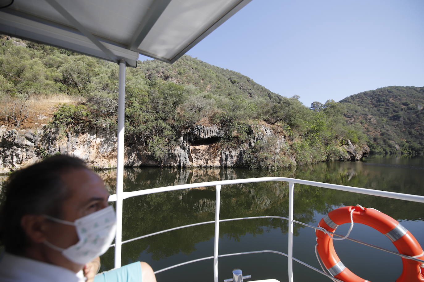 La primera ruta turística del barco solar de Hornachuelos por el Bembézar, en imágenes