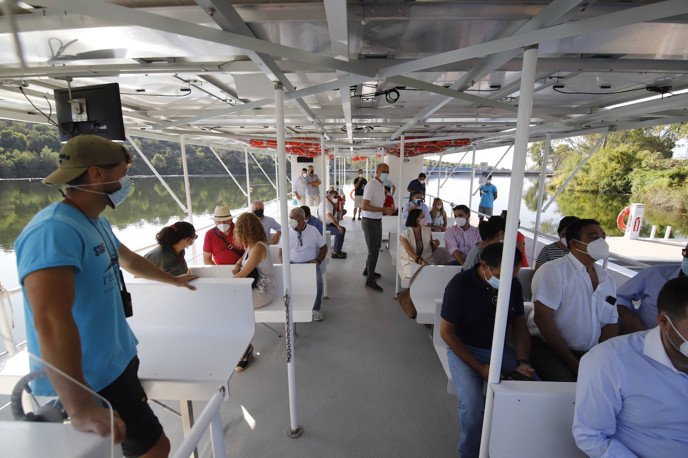 La primera ruta turística del barco solar de Hornachuelos por el Bembézar, en imágenes