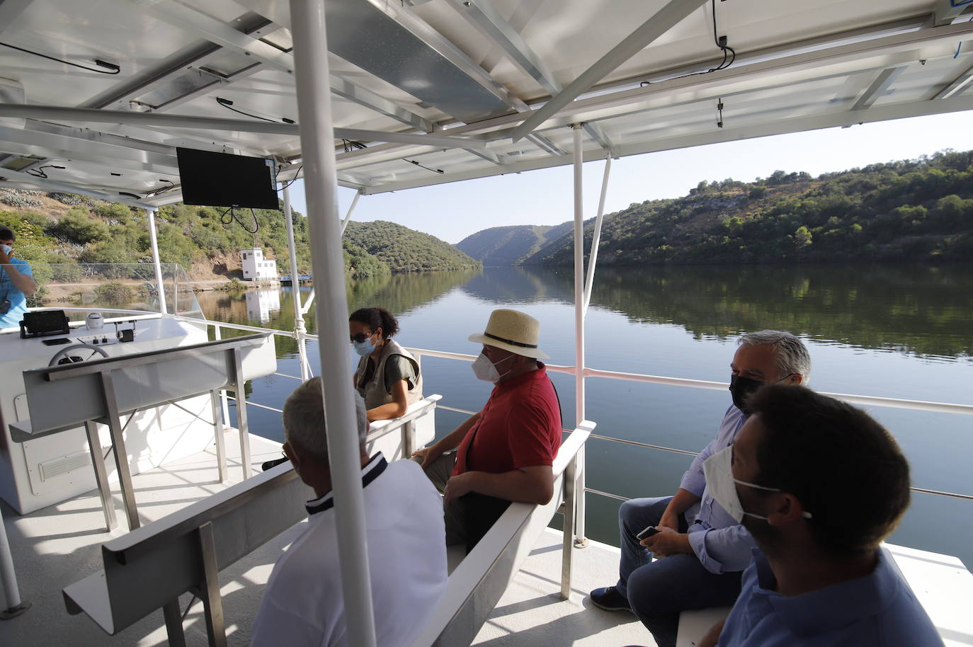 La primera ruta turística del barco solar de Hornachuelos por el Bembézar, en imágenes