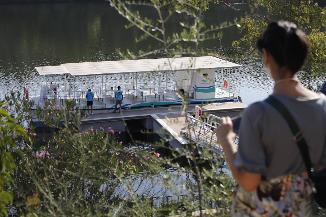 La primera ruta turística del barco solar de Hornachuelos por el Bembézar, en imágenes