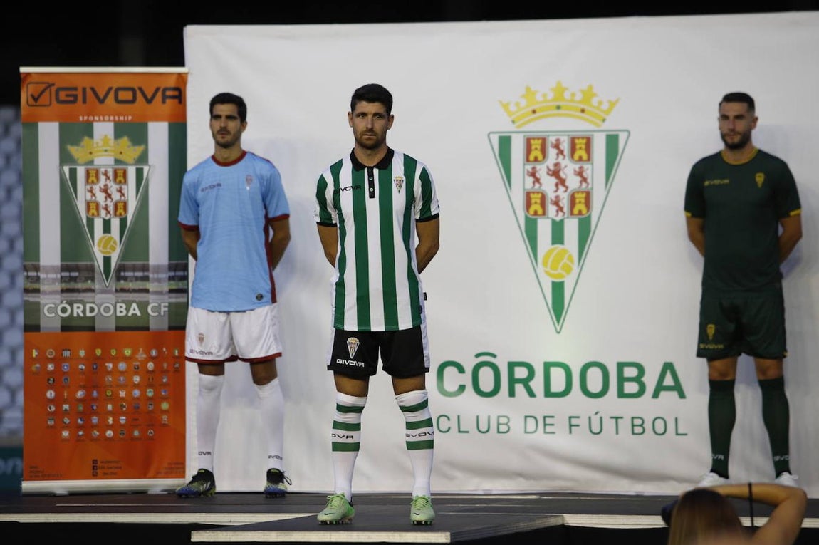 La presentación de las camisetas del Córdoba CF para la temporada 2021-2022, en imágenes