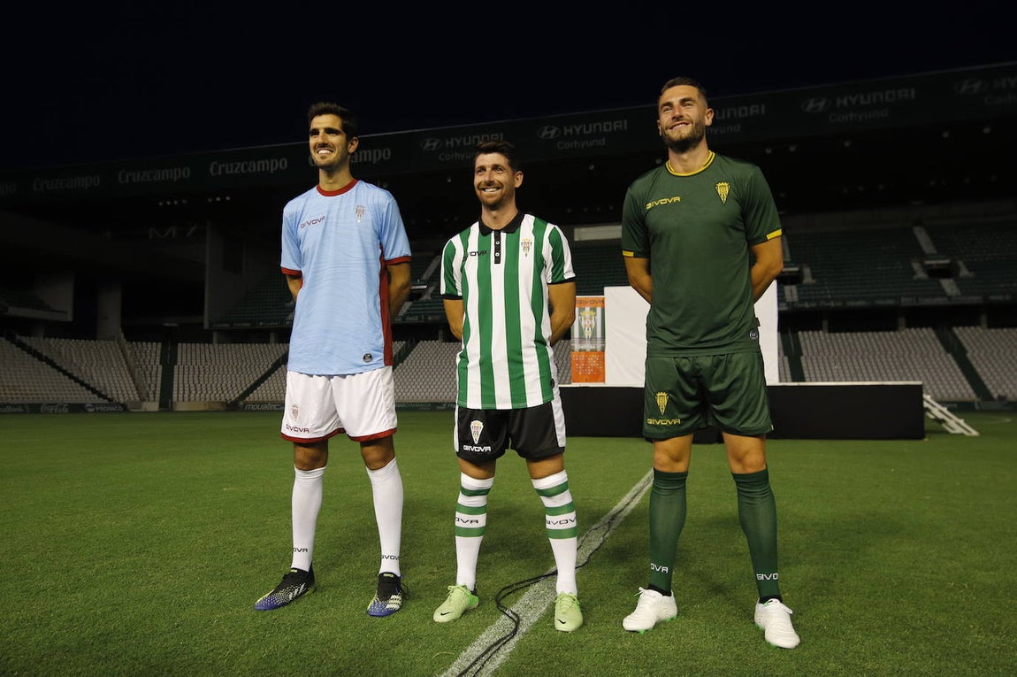 La presentación de las camisetas del Córdoba CF para la temporada 2021-2022, en imágenes