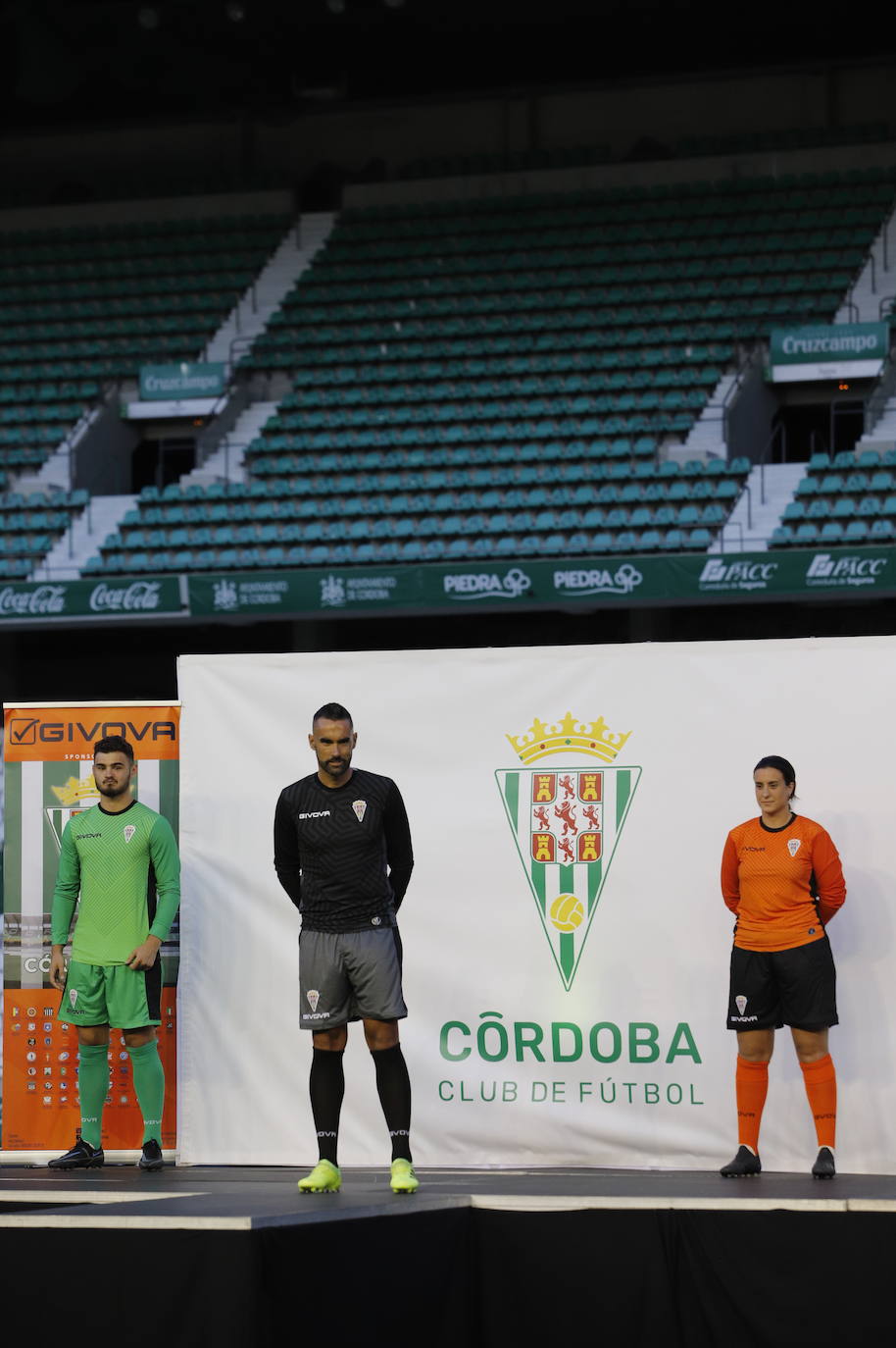 La presentación de las camisetas del Córdoba CF para la temporada 2021-2022, en imágenes