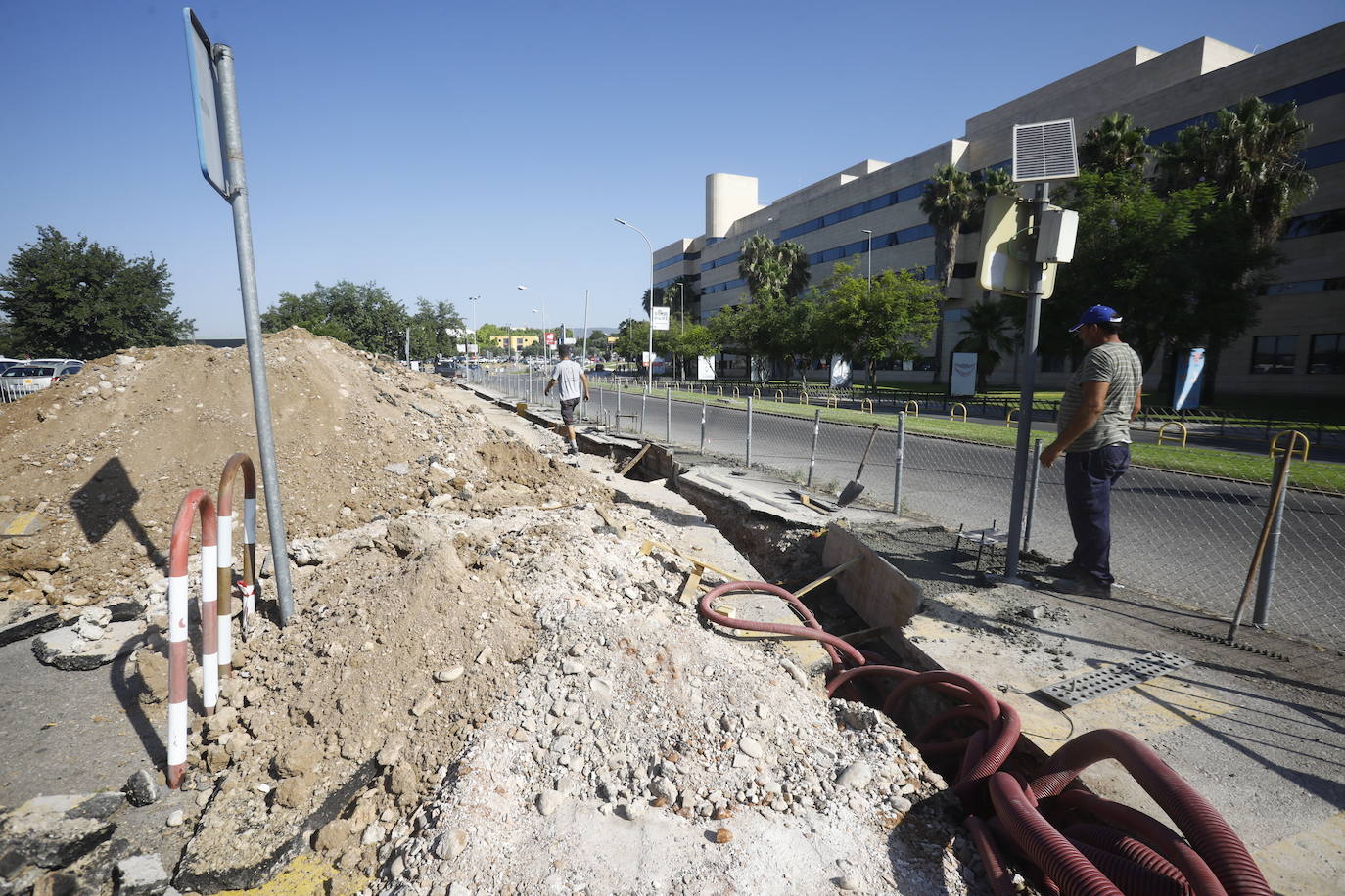 Las obras del aparcamiento del Hospital Reina Sofía de Córdoba, en imágenes