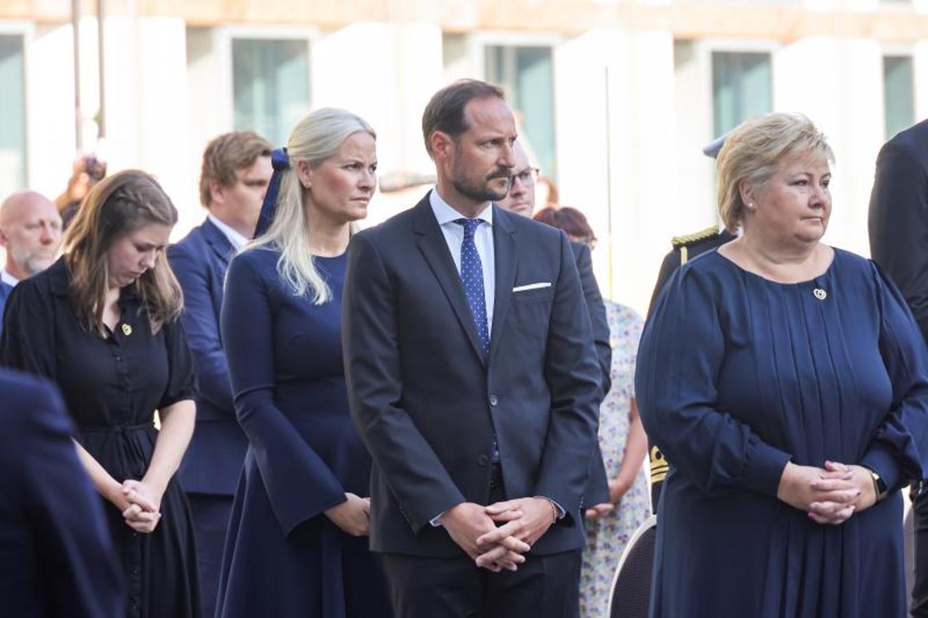 El Príncipe Heredero Haakon Magnus, la Princesa Heredera Mette-Marit y la Primera Ministra Erna Solberg asisten al funeral en el Complejo de Oficinas del Gobierno. 