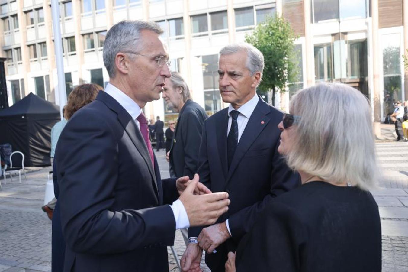 El líder de la OTAN, Jens Stoltenberg y el líder del Partido Laborista de Noruega, Jonas Gahr Store, conversan antes del servicio conmemorativo. 