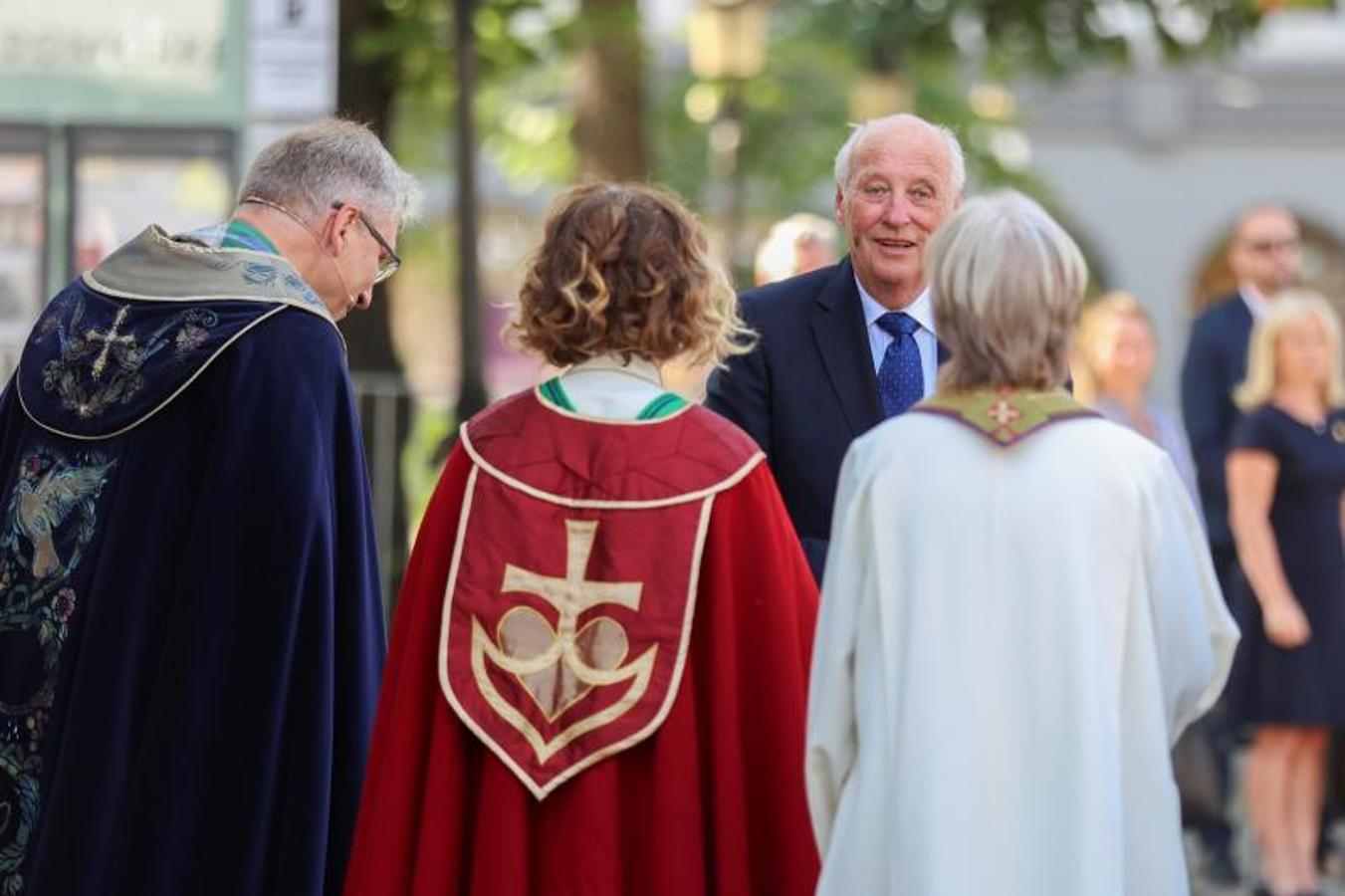 El Rey Harald asiste al servicio conmemorativo en la Catedral de Oslo. 