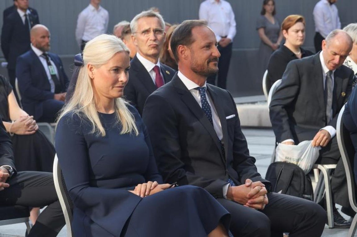 El Príncipe Heredero Haakon Magnus y la Princesa Heredera Mette-Marit durante el funeral en el Barrio del Gobierno en Oslo, Noruega, este jueves. 