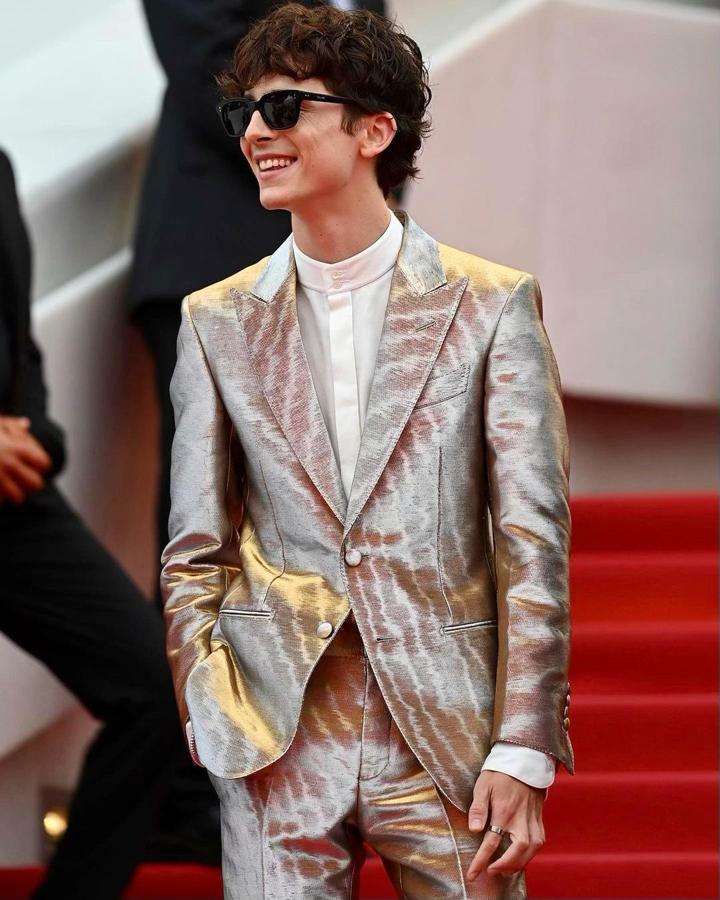 Thimotée Chalamet. Abanderado en cuestión de estilo de la generación joven del momento junto a Harry Styles, el actor canadiense ha recortado un poco su voluminosa y ondulada cabellera. Sigue presumiendo de melena, como hemos visto en Cannes, pero en una versión más veraniega. El suyo es el peinado despeinado canónico, de los que engaña porque parecen hechos en dos minutos.
