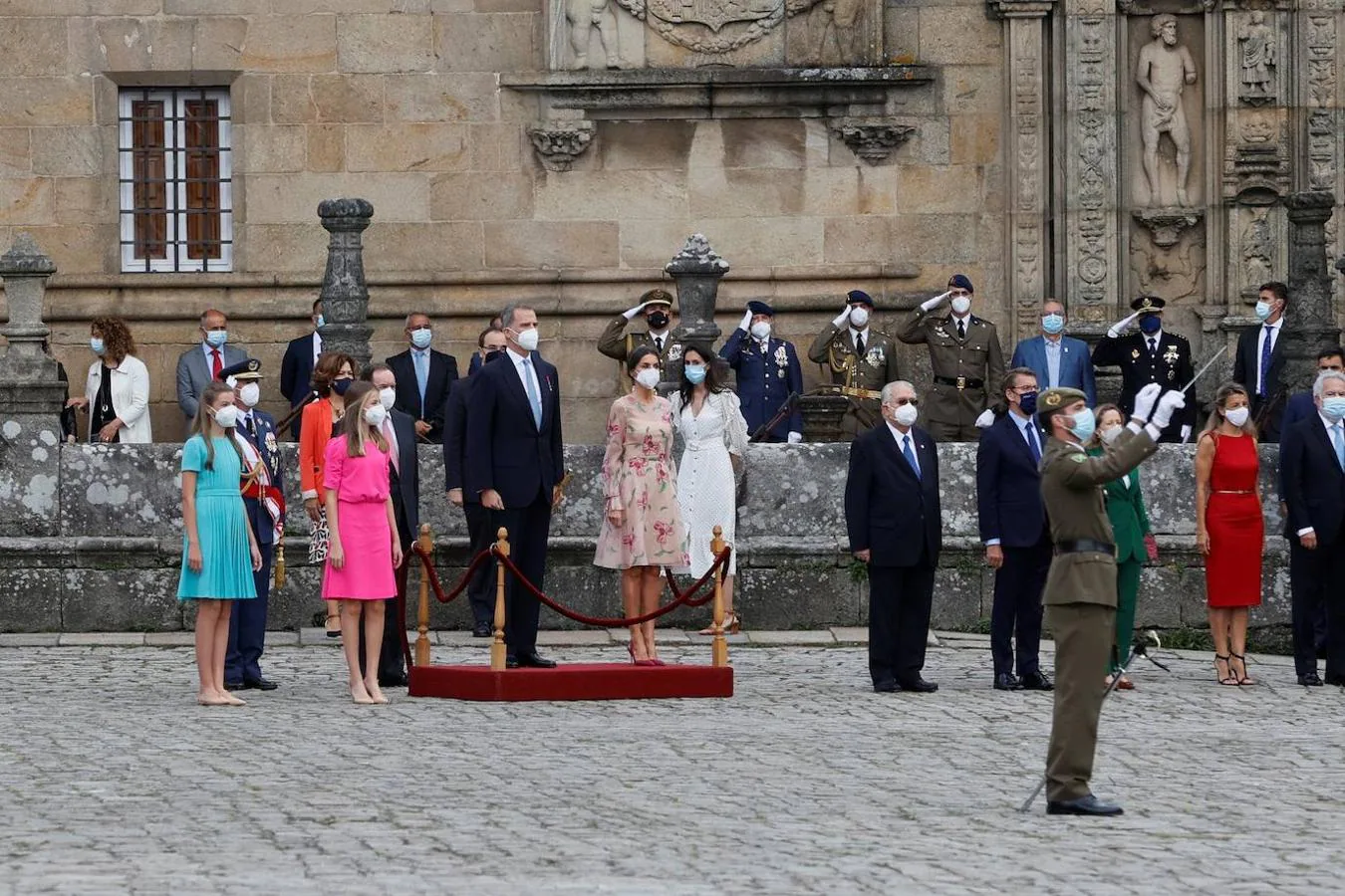 Don Felipe realiza la ofrenda nacional al Apóstol Santiago en una jornada en la que también preside la reunión del Real Patronato y la entrega de las Medallas de Galicia. 